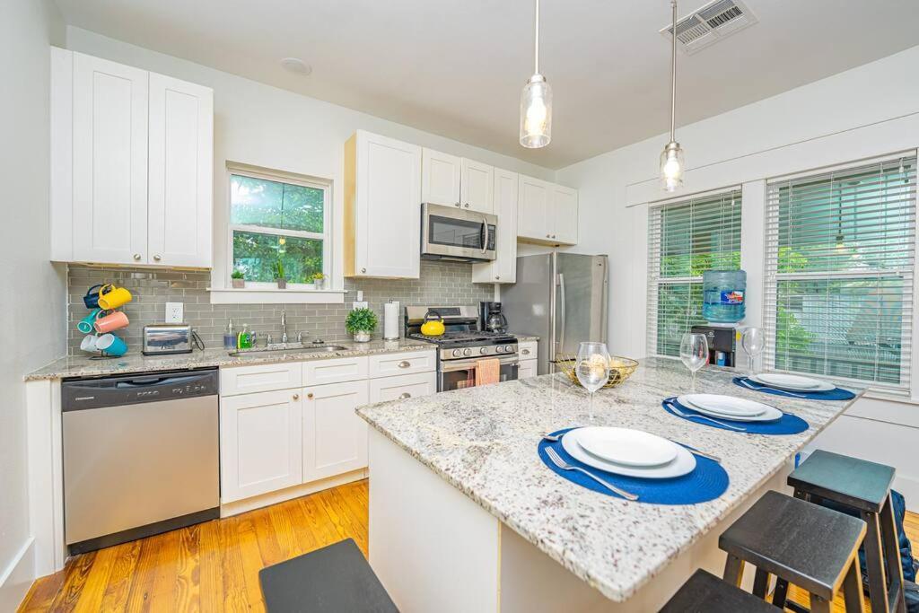 East Downtown Private Restored Historic Apartment_