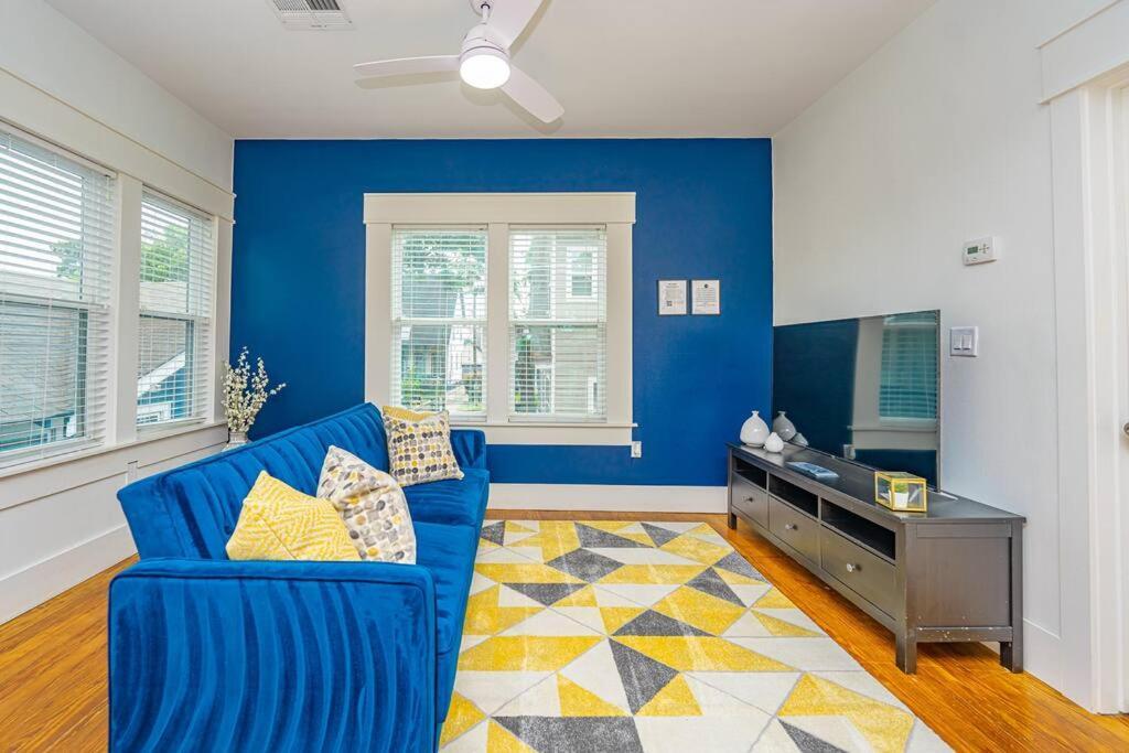 East Downtown Private Restored Historic Apartment_ *