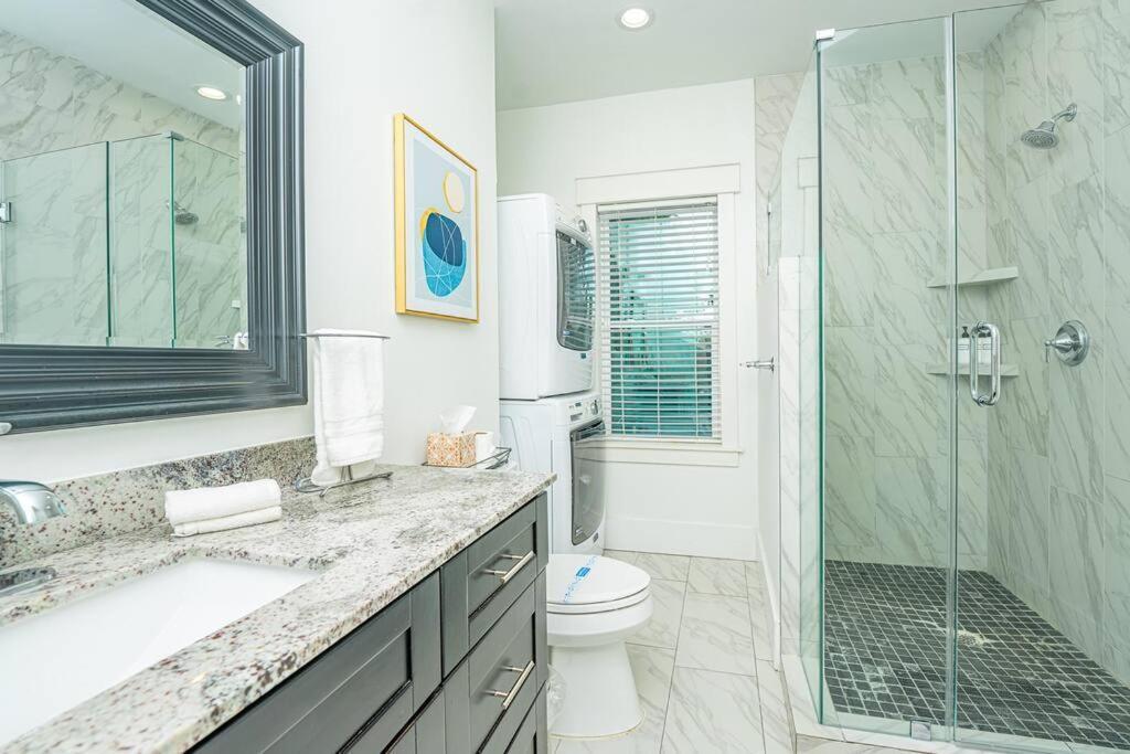 East Downtown Private Restored Historic Apartment_ *
