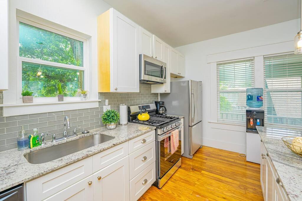 East Downtown Private Restored Historic Apartment_ Apartment *