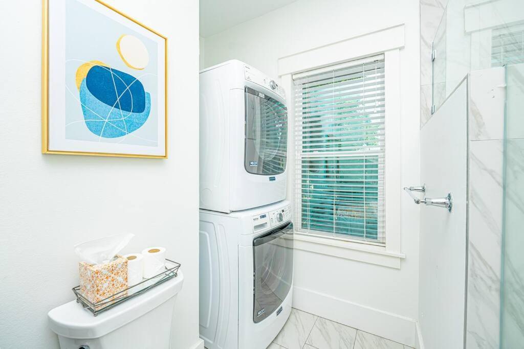 East Downtown Private Restored Historic Apartment_ *