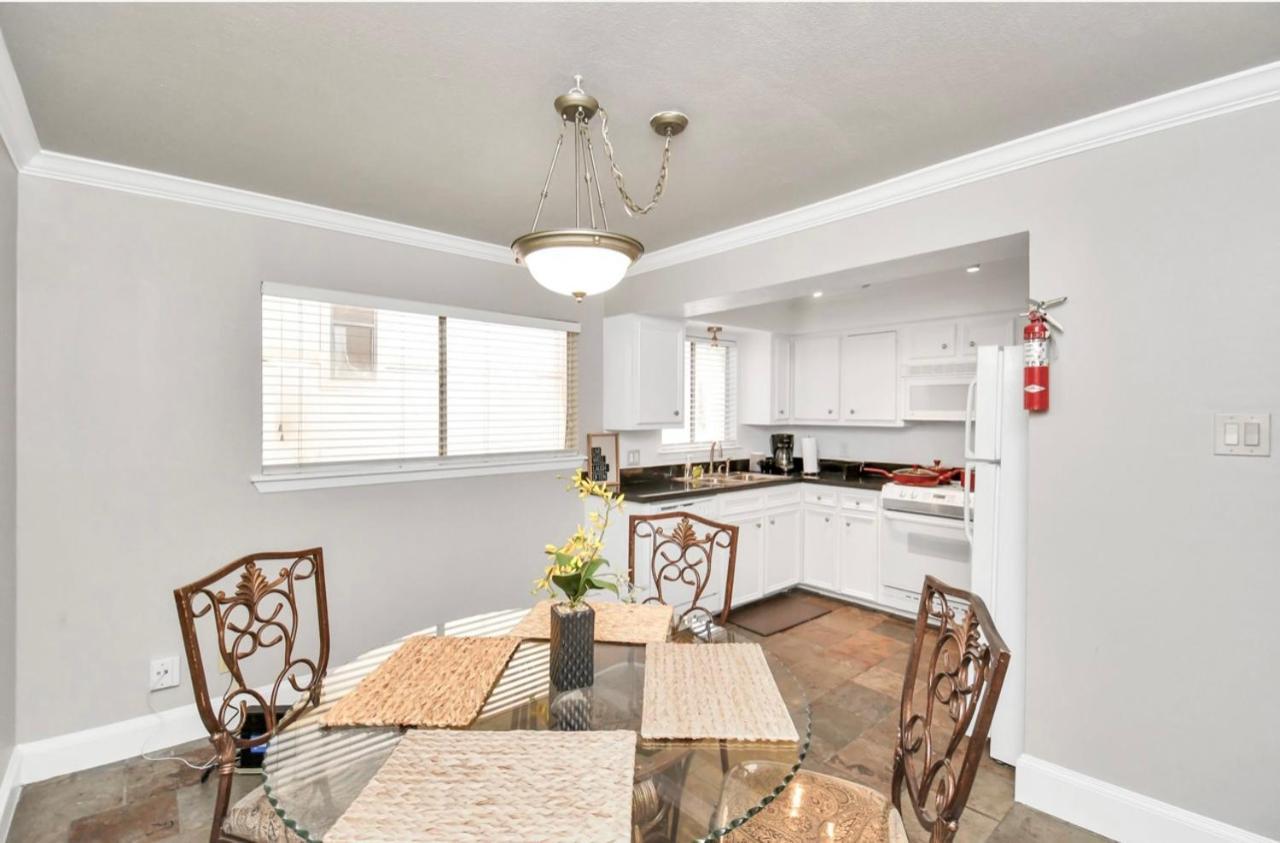 Stunning Private In Town Houston