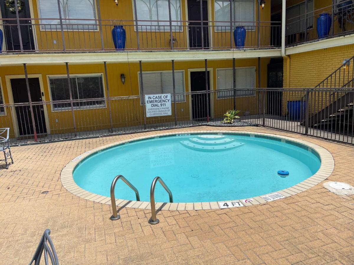 Stunning Private In Town Houston
