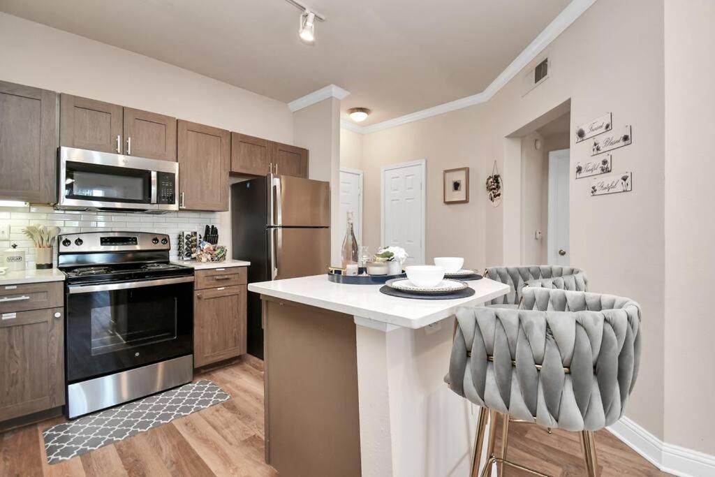 Ultimate Retreat Near Galleria-pool Apartment Houston