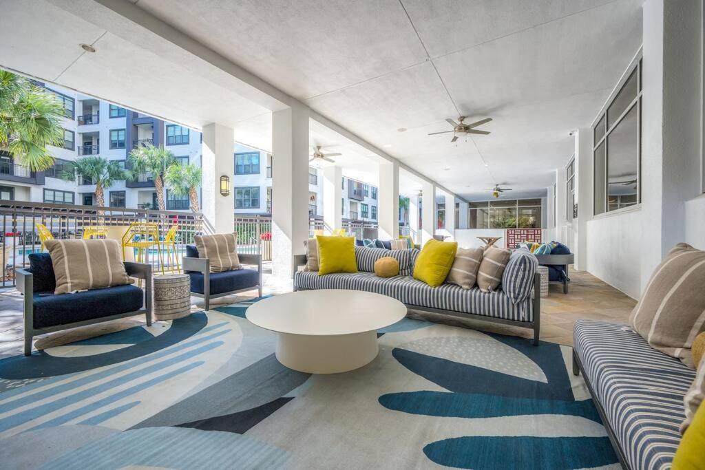 Ultimate Retreat Near Galleria-pool Apartment *