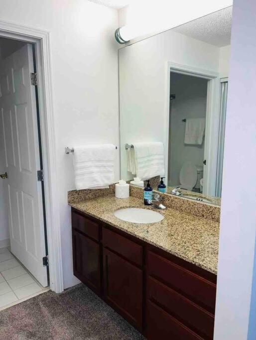 The Holistic Escape W/fast Wifi & Free Parking *