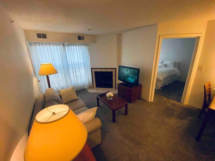 The Holistic Escape W/fast Wifi & Free Parking Houston