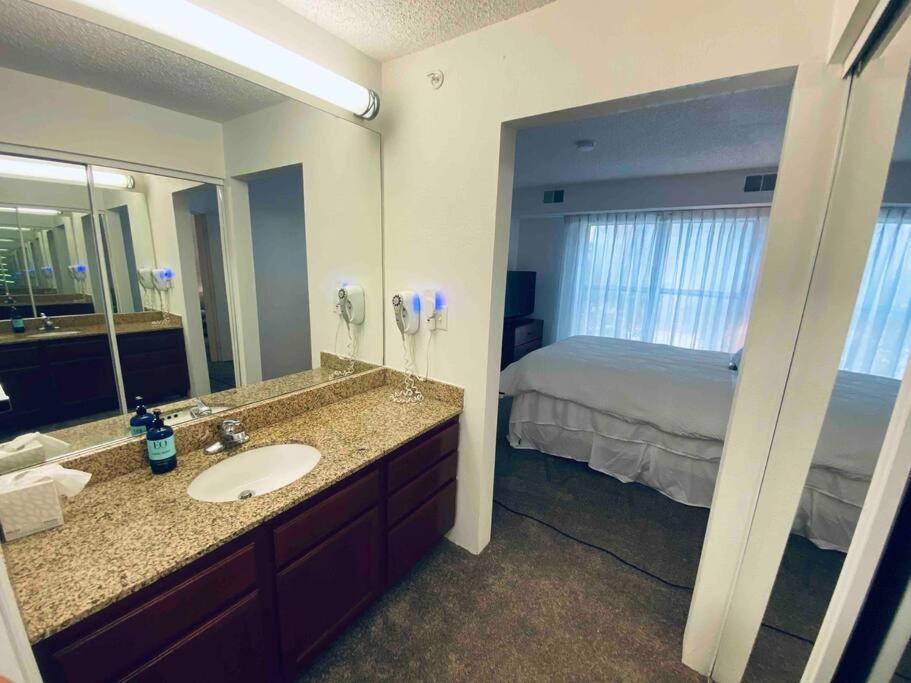 The Holistic Escape W/fast Wifi & Free Parking Apartment