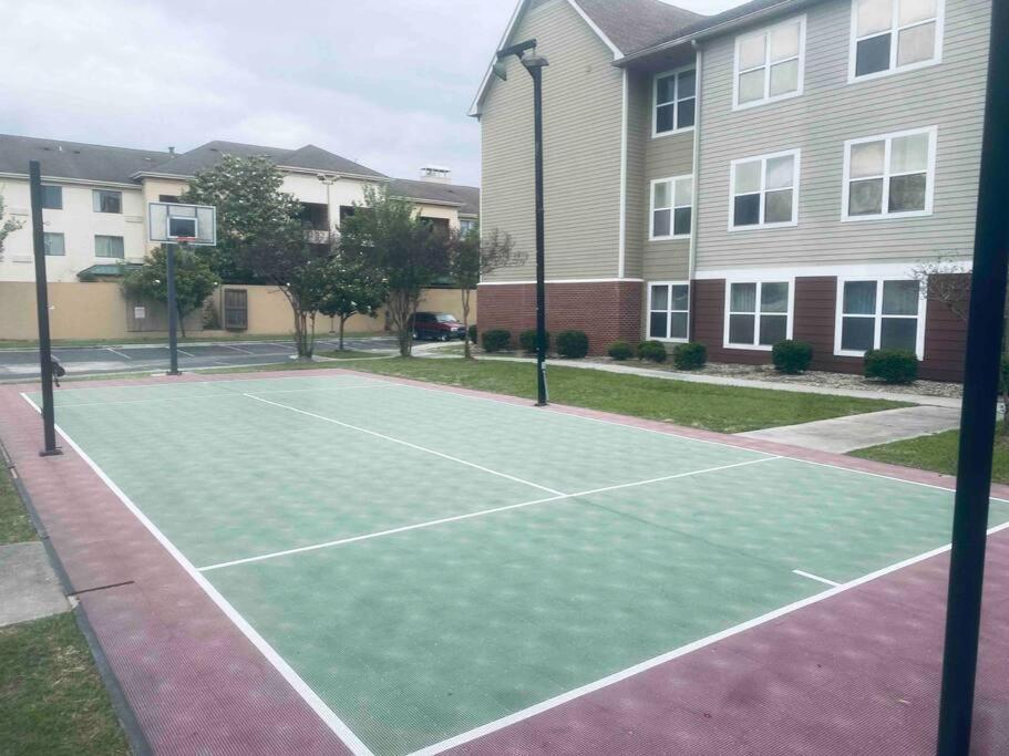 The Holistic Escape W/fast Wifi & Free Parking Apartment *