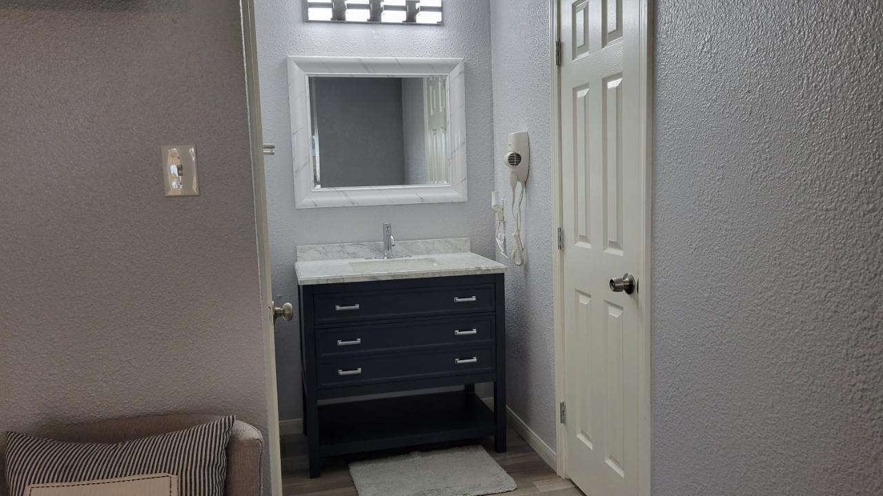 Spacious N Cozy 3 Bedroom // 15 Min From Downtown