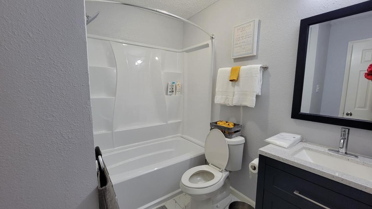 Spacious N Cozy 3 Bedroom // 15 Min From Downtown *