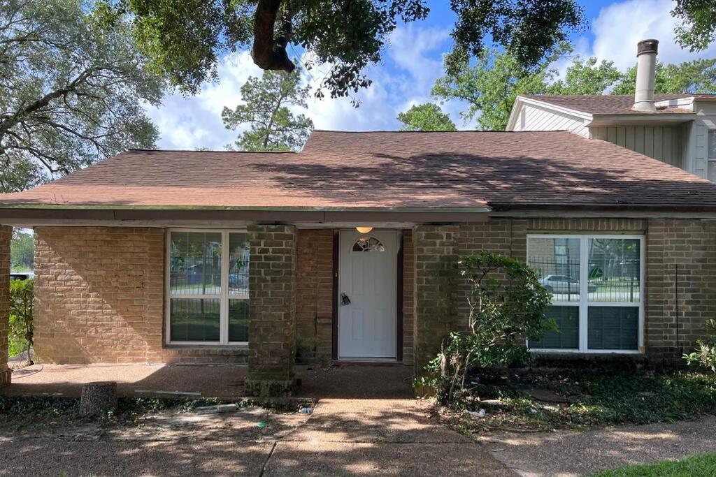 Spacious N Cozy 3 Bedroom // 15 Min From Downtown Apartment