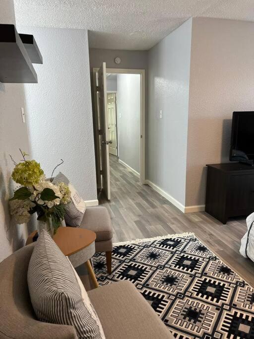 Spacious N Cozy 3 Bedroom // 15 Min From Downtown Apartment *