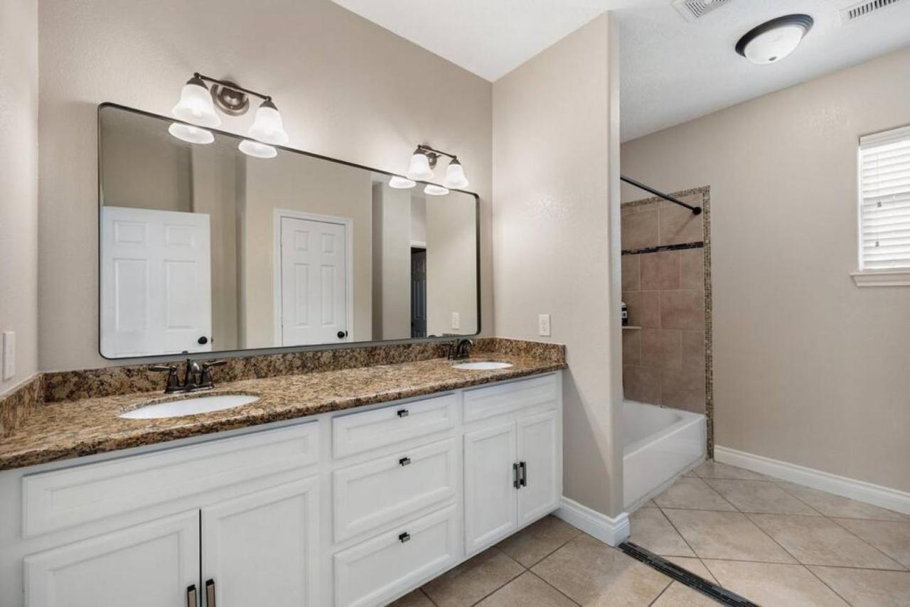 Holiday home Stylish 3 Bedroom With Tons Of Games And 85 Inch Tv Houston