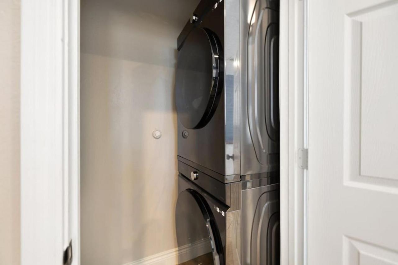 Stylish 3 Bedroom With Tons Of Games And 85 Inch Tv *