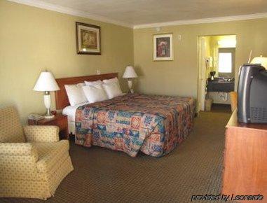 Days By Wyndham East Hotel
