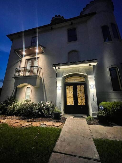 Adelina Mini-castle At Galleria With Heated Pool & Holiday home