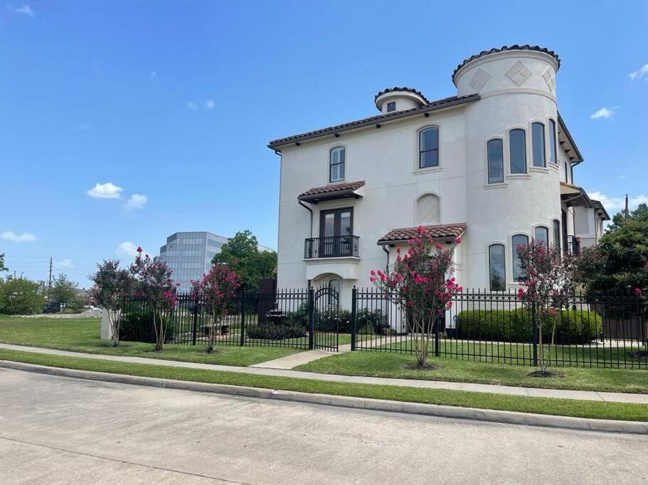 Adelina Mini-castle At Galleria With Heated Pool & Holiday home *