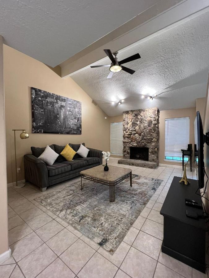 Centrally Located Retreat! Sleeps 8, 10 Min To Downtown, Free Parking