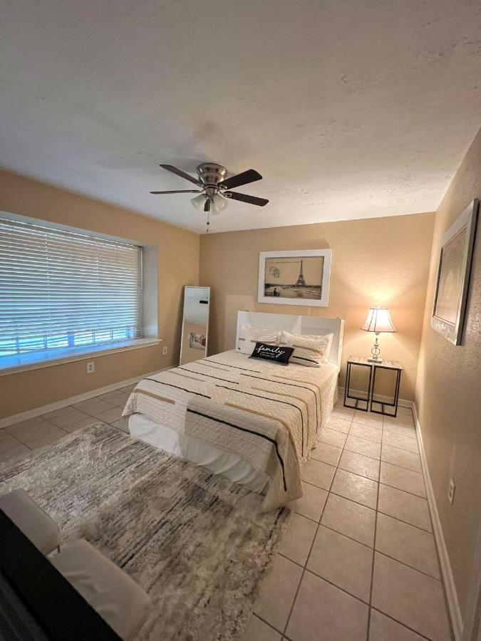 Apartment Centrally Located Retreat! Sleeps 8, 10 Min To Downtown, Free Parking Houston