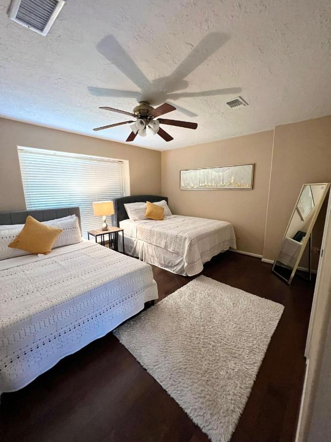 Centrally Located Retreat! Sleeps 8, 10 Min To Downtown, Free Parking * Houston