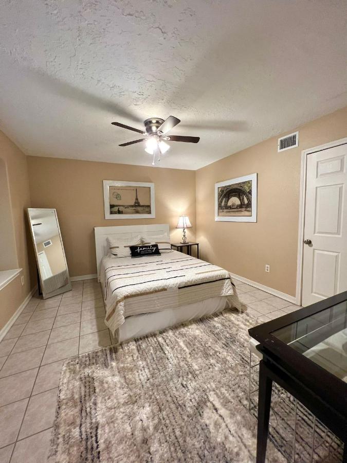 Apartment Centrally Located Retreat! Sleeps 8, 10 Min To Downtown, Free Parking