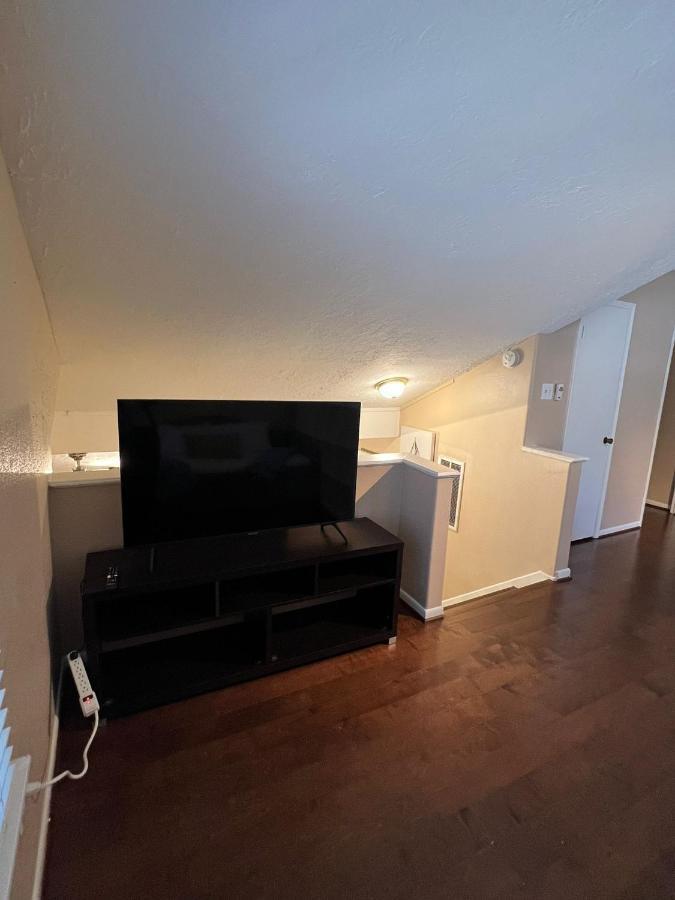 Centrally Located Retreat! Sleeps 8, 10 Min To Downtown, Free Parking *