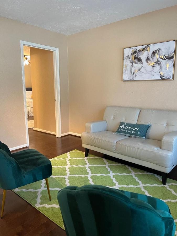 Apartment Centrally Located Retreat! Sleeps 8, 10 Min To Downtown, Free Parking Houston