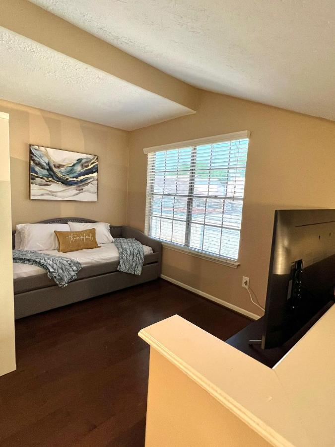 Centrally Located Retreat! Sleeps 8, 10 Min To Downtown, Free Parking Apartment