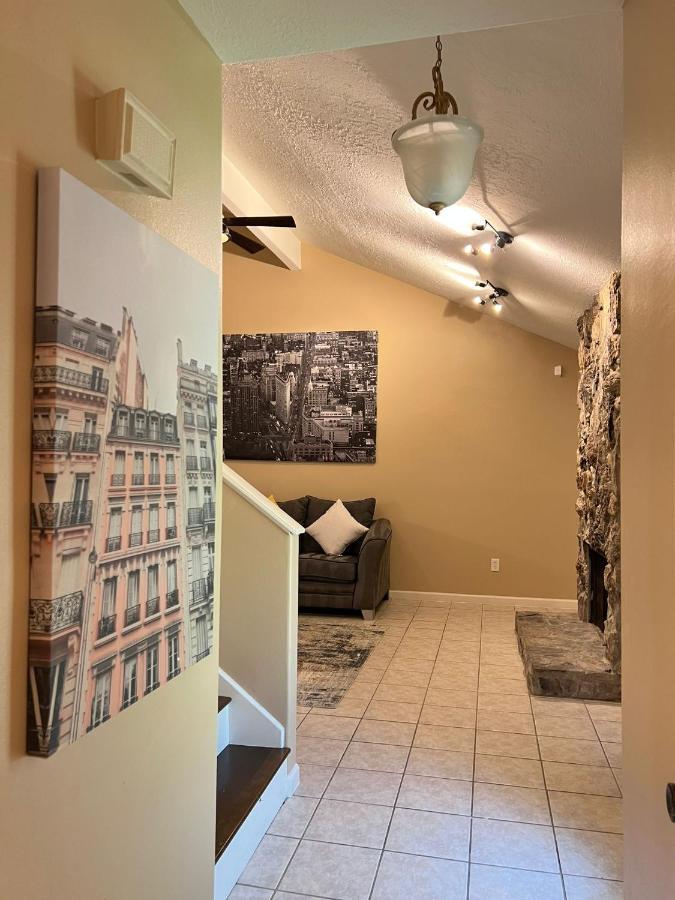 Centrally Located Retreat! Sleeps 8, 10 Min To Downtown, Free Parking *