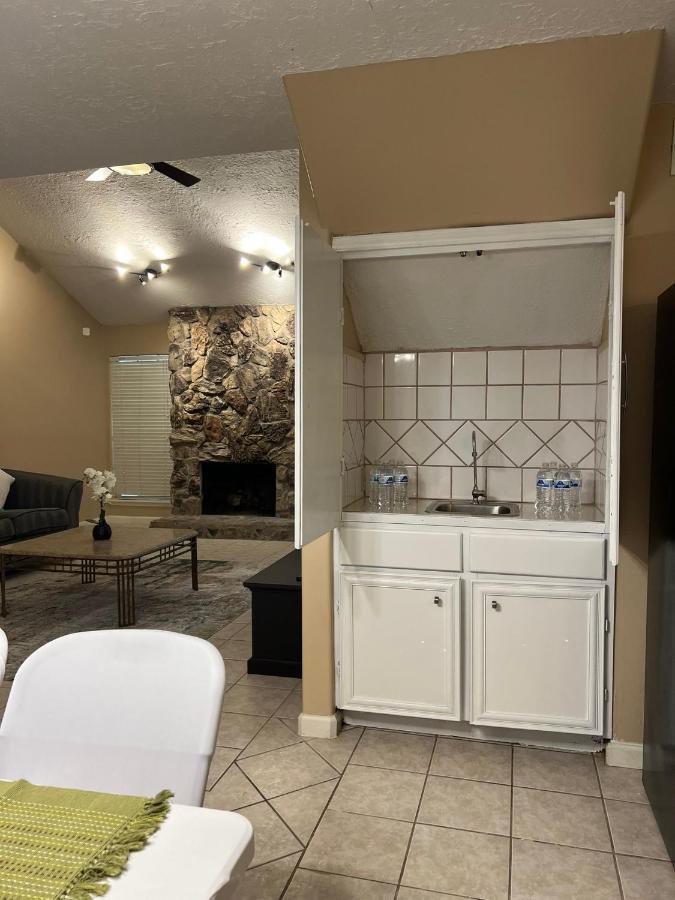 Centrally Located Retreat! Sleeps 8, 10 Min To Downtown, Free Parking