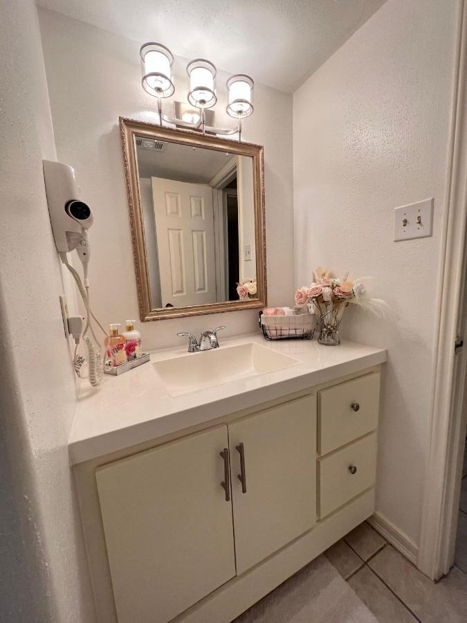 Centrally Located Retreat! Sleeps 8, 10 Min To Downtown, Free Parking Apartment