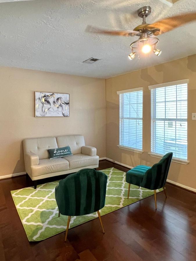 Centrally Located Retreat! Sleeps 8, 10 Min To Downtown, Free Parking Houston