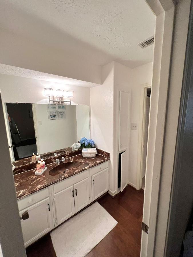 Centrally Located Retreat! Sleeps 8, 10 Min To Downtown, Free Parking Apartment