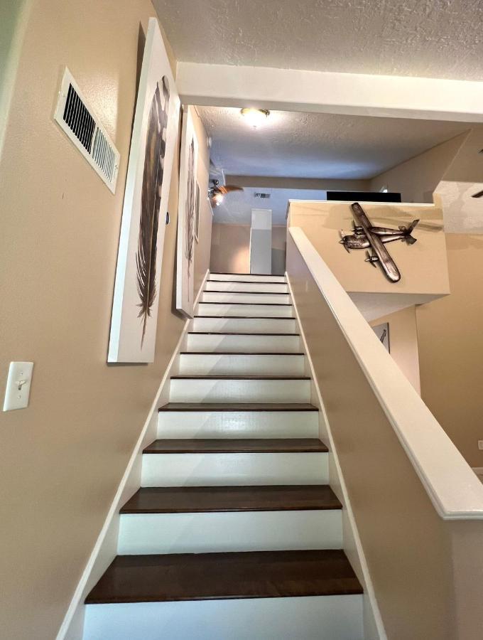 Centrally Located Retreat! Sleeps 8, 10 Min To Downtown, Free Parking Apartment *
