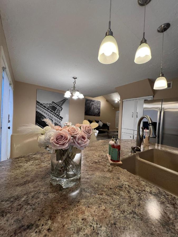 Centrally Located Retreat! Sleeps 8, 10 Min To Downtown, Free Parking Houston