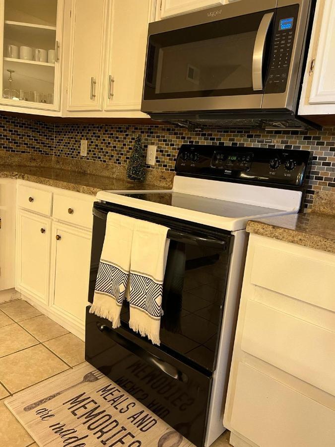 Centrally Located Retreat! Sleeps 8, 10 Min To Downtown, Free Parking * Houston