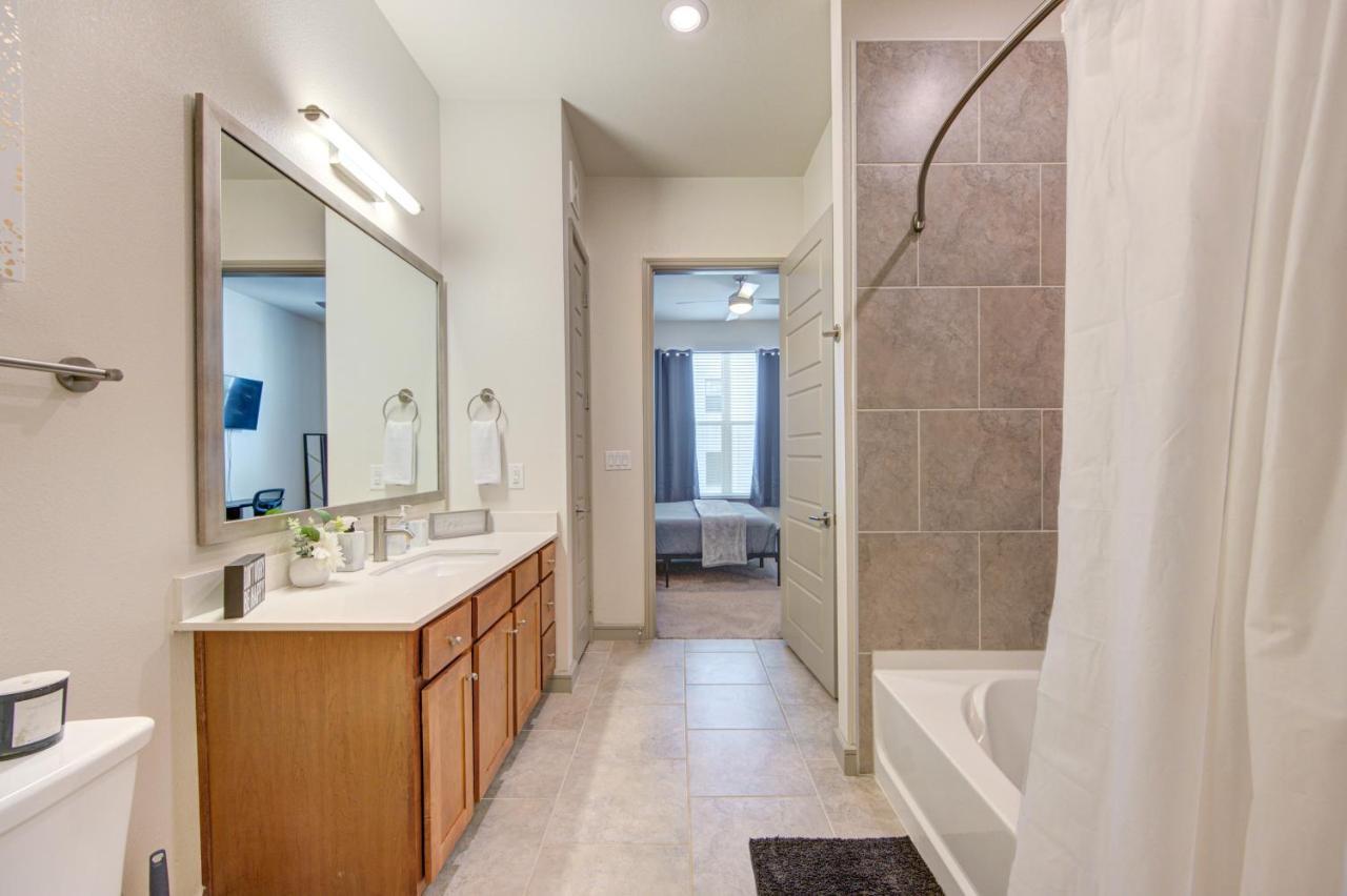 Urban Escape 1br,pool,gym,rooftop Serenity, Petsok Apartment *