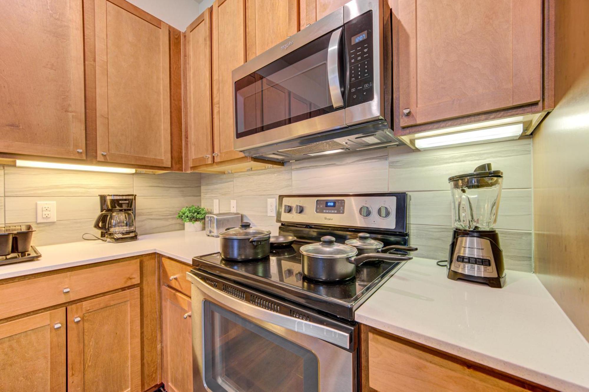 Urban Escape 1br,pool,gym,rooftop Serenity, Petsok Apartment