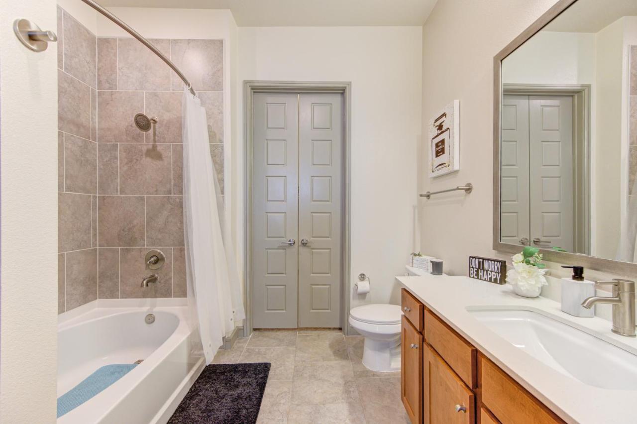 Urban Escape 1br,pool,gym,rooftop Serenity, Petsok Apartment Houston