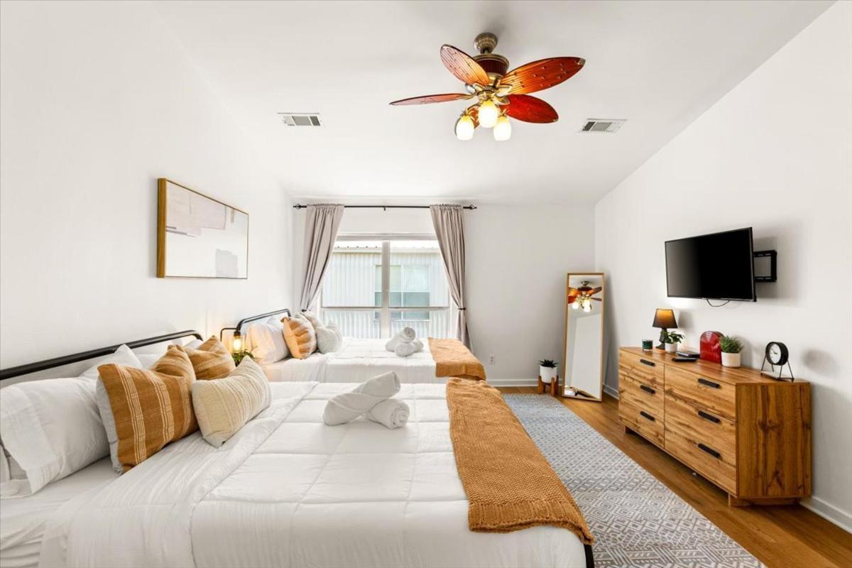 Luxe 3 Story Townhome With Downtown View Near Nrg Stadium Centrally Located Walkable To Popular Restaurants Houston