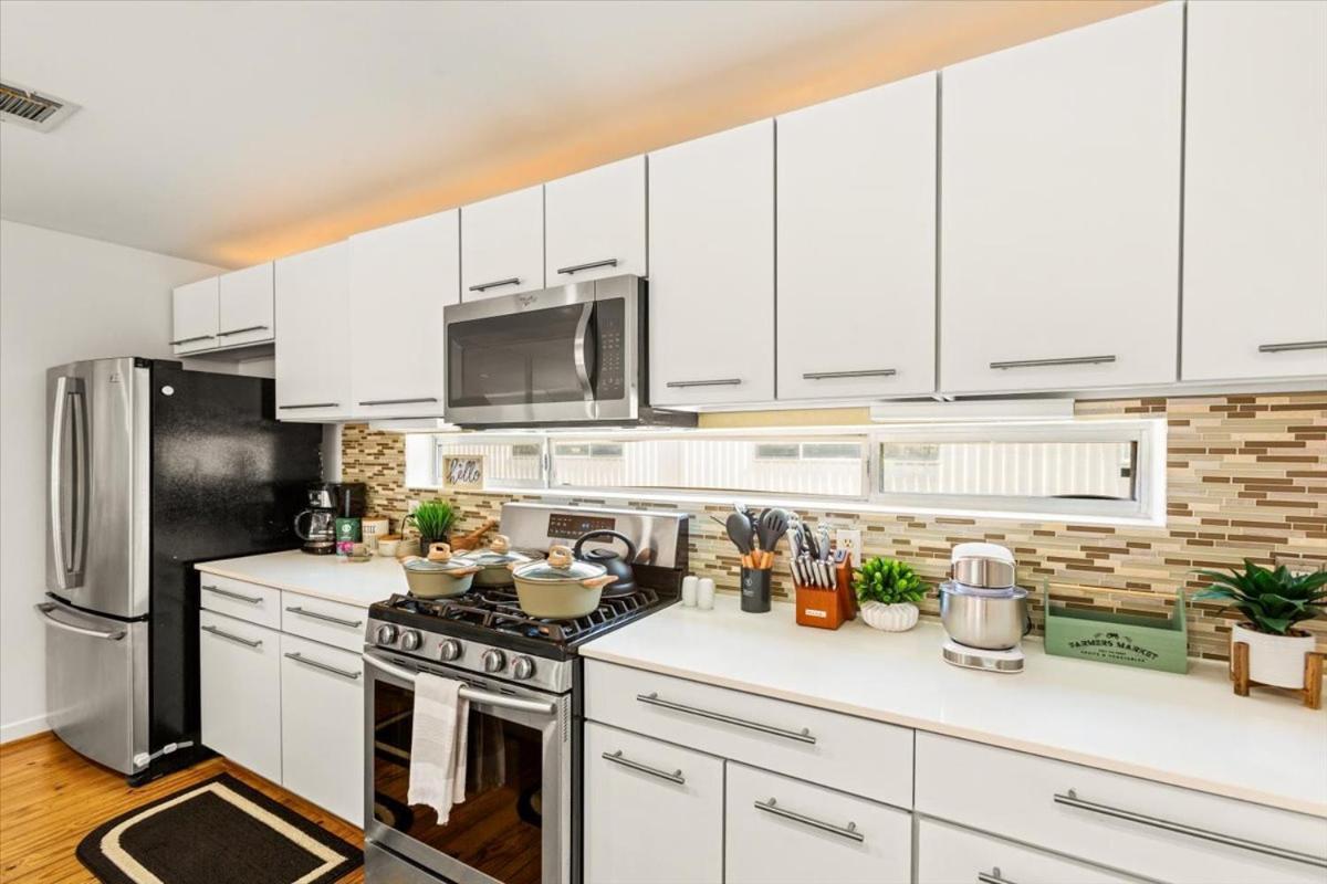 Luxe 3 Story Townhome With Downtown View Near Nrg Stadium Centrally Located Walkable To Popular Restaurants *