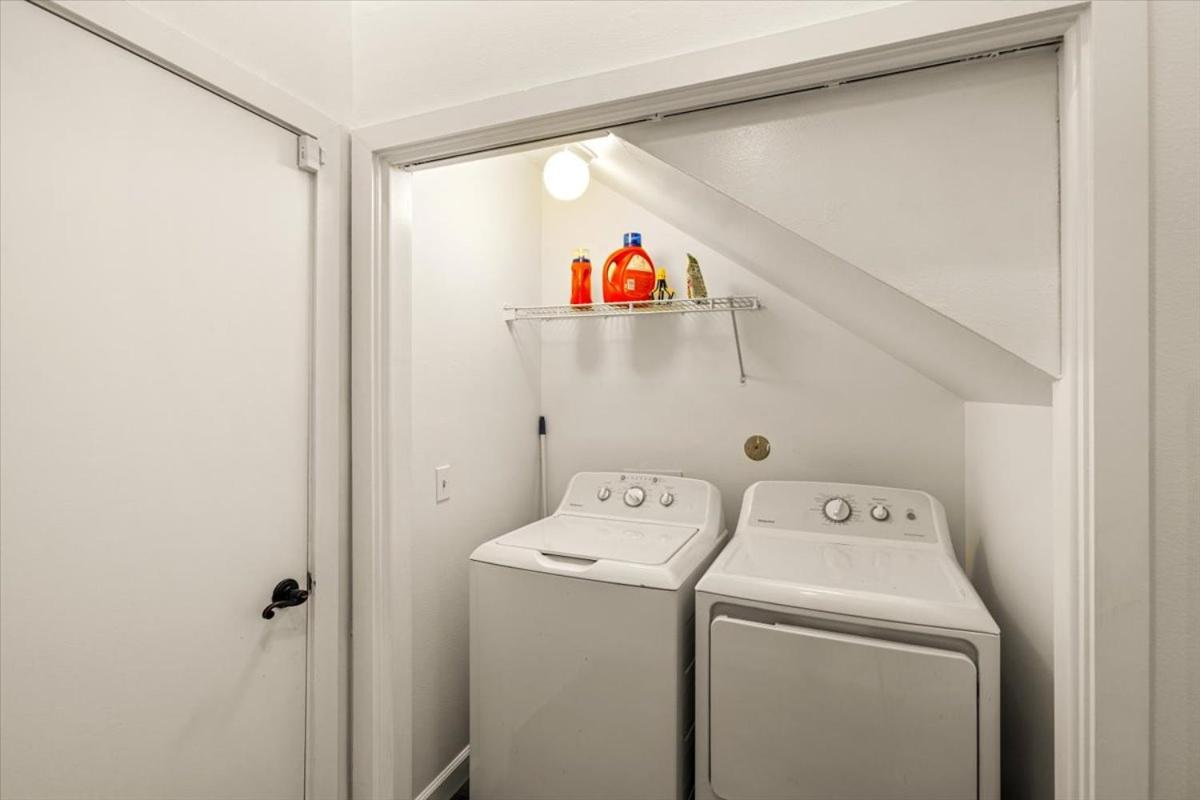 Luxe 3 Story Townhome With Downtown View Near Nrg Stadium Centrally Located Walkable To Popular Restaurants
