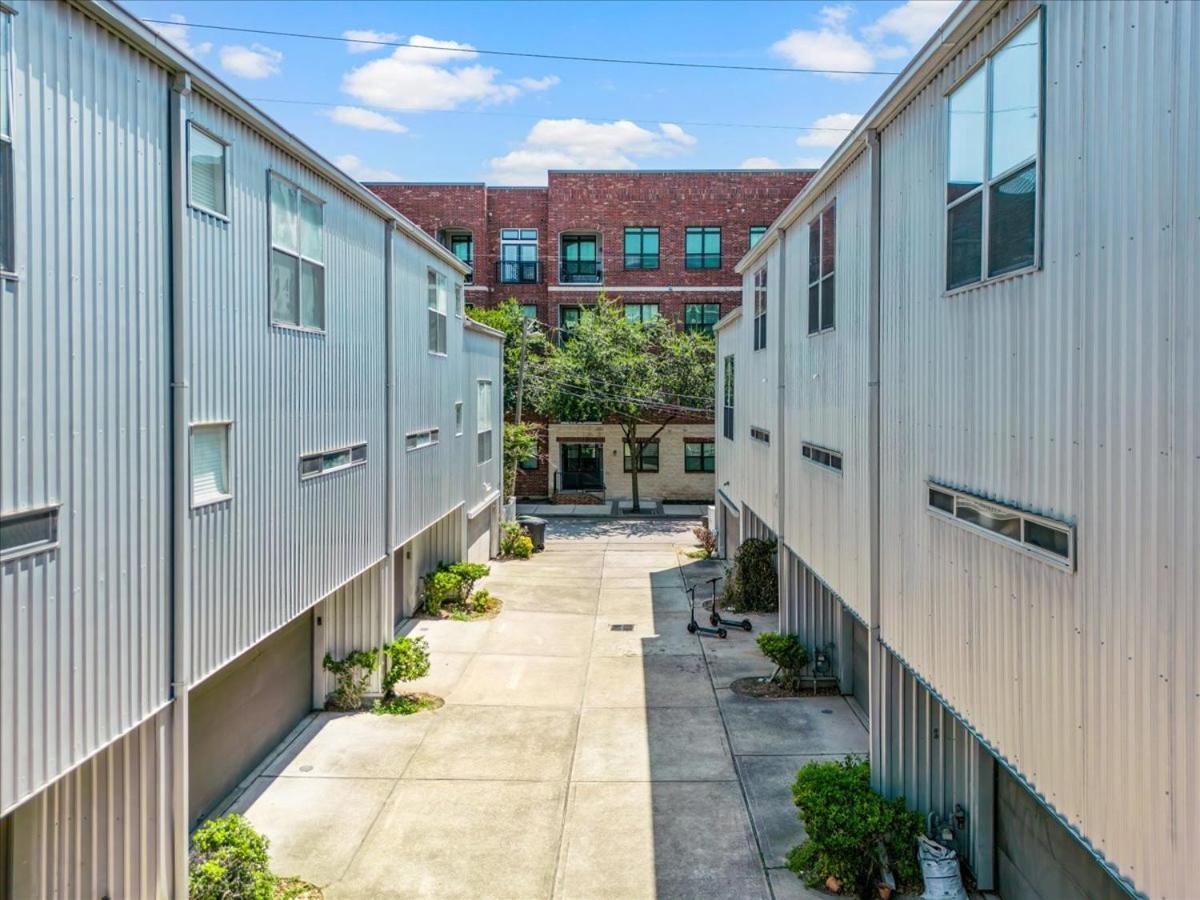 Holiday home Luxe 3 Story Townhome With Downtown View Near Nrg Stadium Centrally Located Walkable To Popular Restaurants