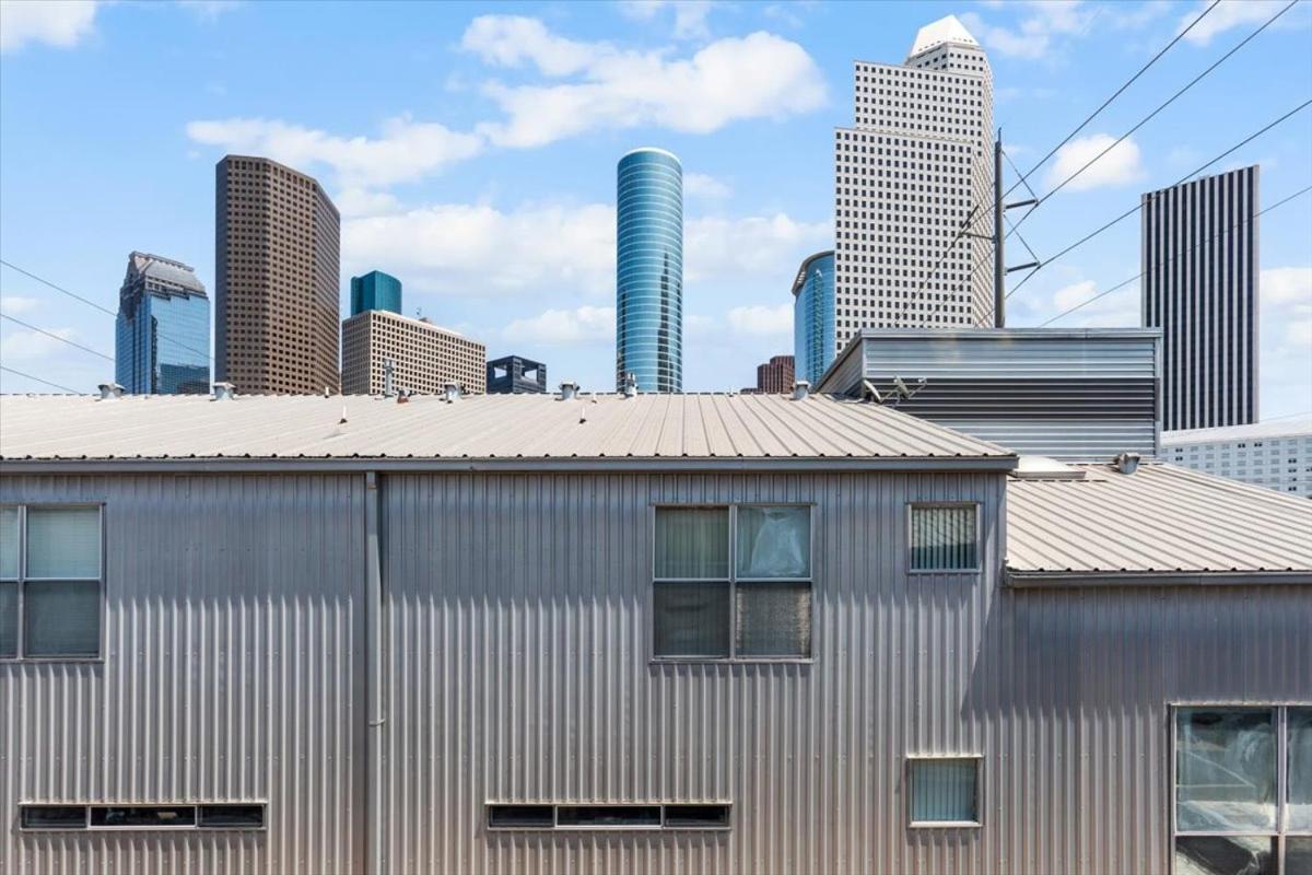 Luxe 3 Story Townhome With Downtown View Near Nrg Stadium Centrally Located Walkable To Popular Restaurants Holiday home Houston