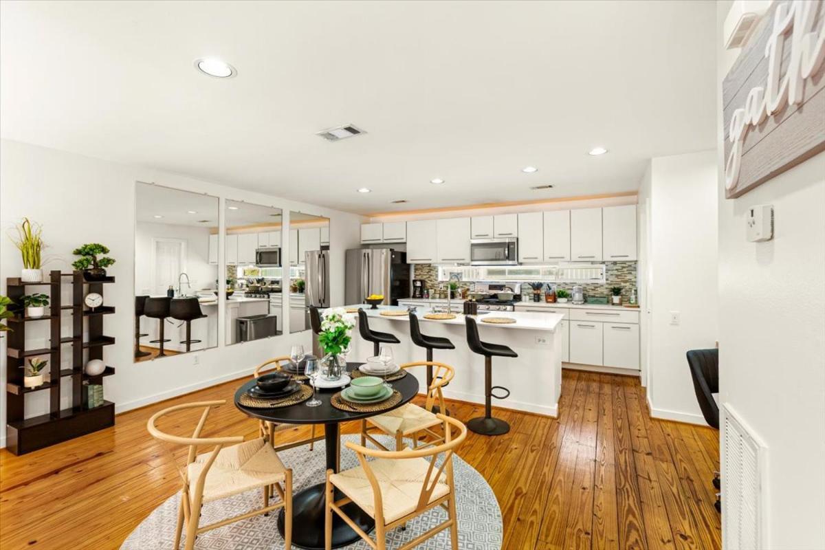 Holiday home Luxe 3 Story Townhome With Downtown View Near Nrg Stadium Centrally Located Walkable To Popular Restaurants *