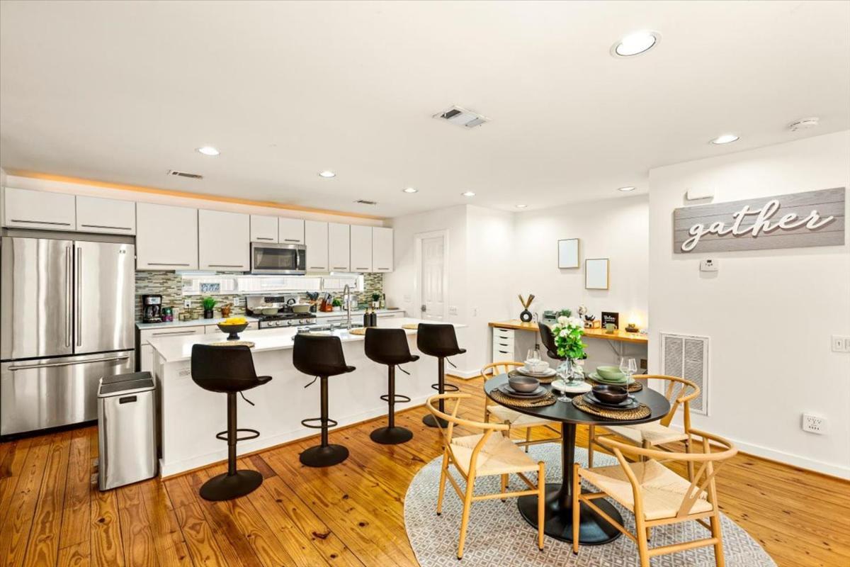 Luxe 3 Story Townhome With Downtown View Near Nrg Stadium Centrally Located Walkable To Popular Restaurants