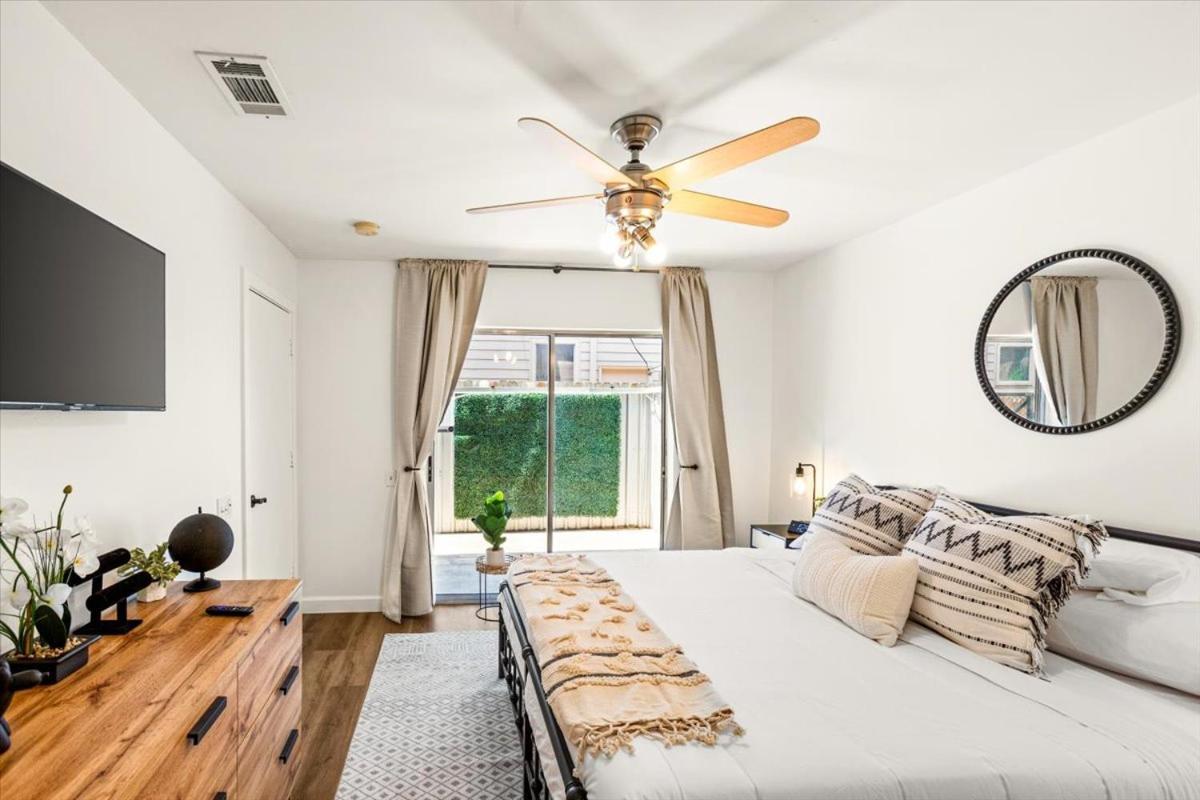 Holiday home Luxe 3 Story Townhome With Downtown View Near Nrg Stadium Centrally Located Walkable To Popular Restaurants
