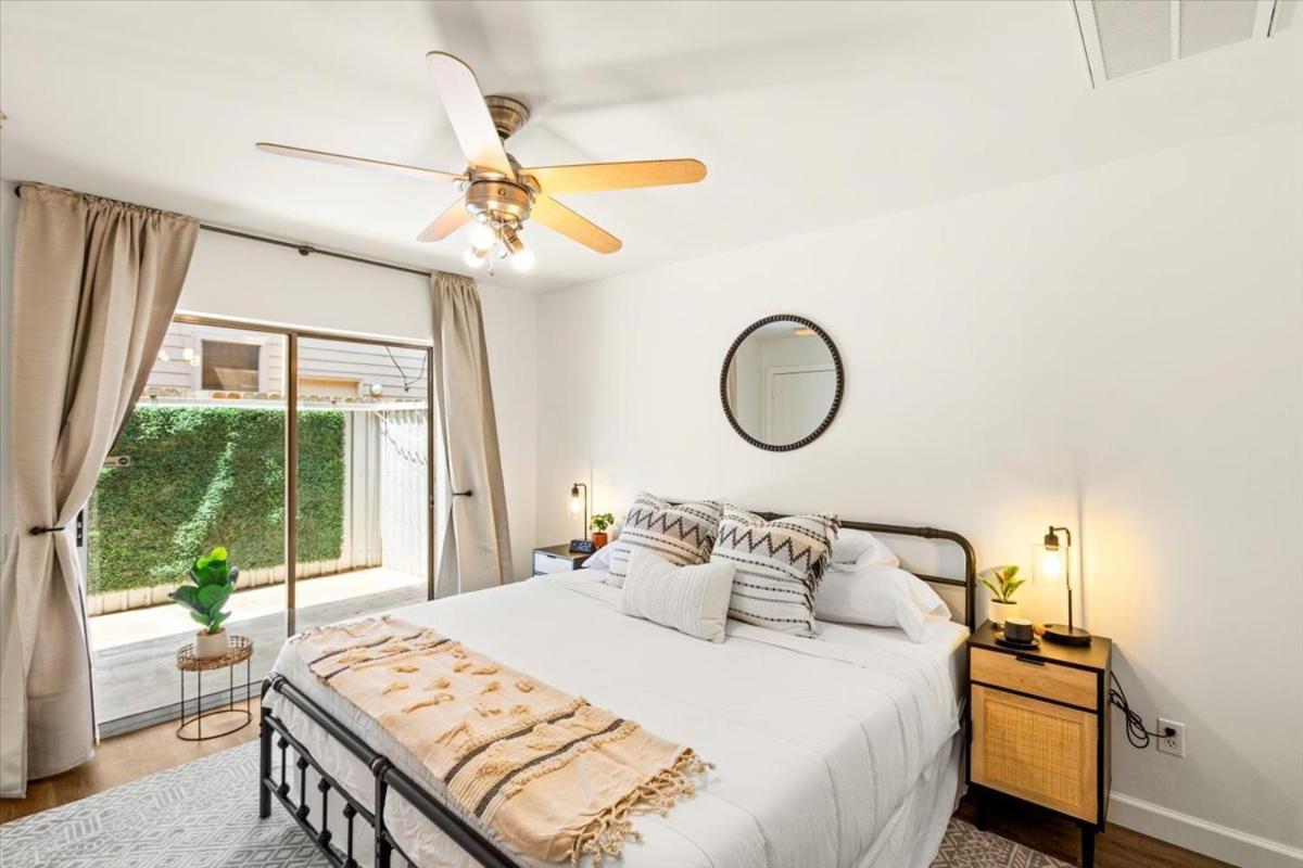 Luxe 3 Story Townhome With Downtown View Near Nrg Stadium Centrally Located Walkable To Popular Restaurants *