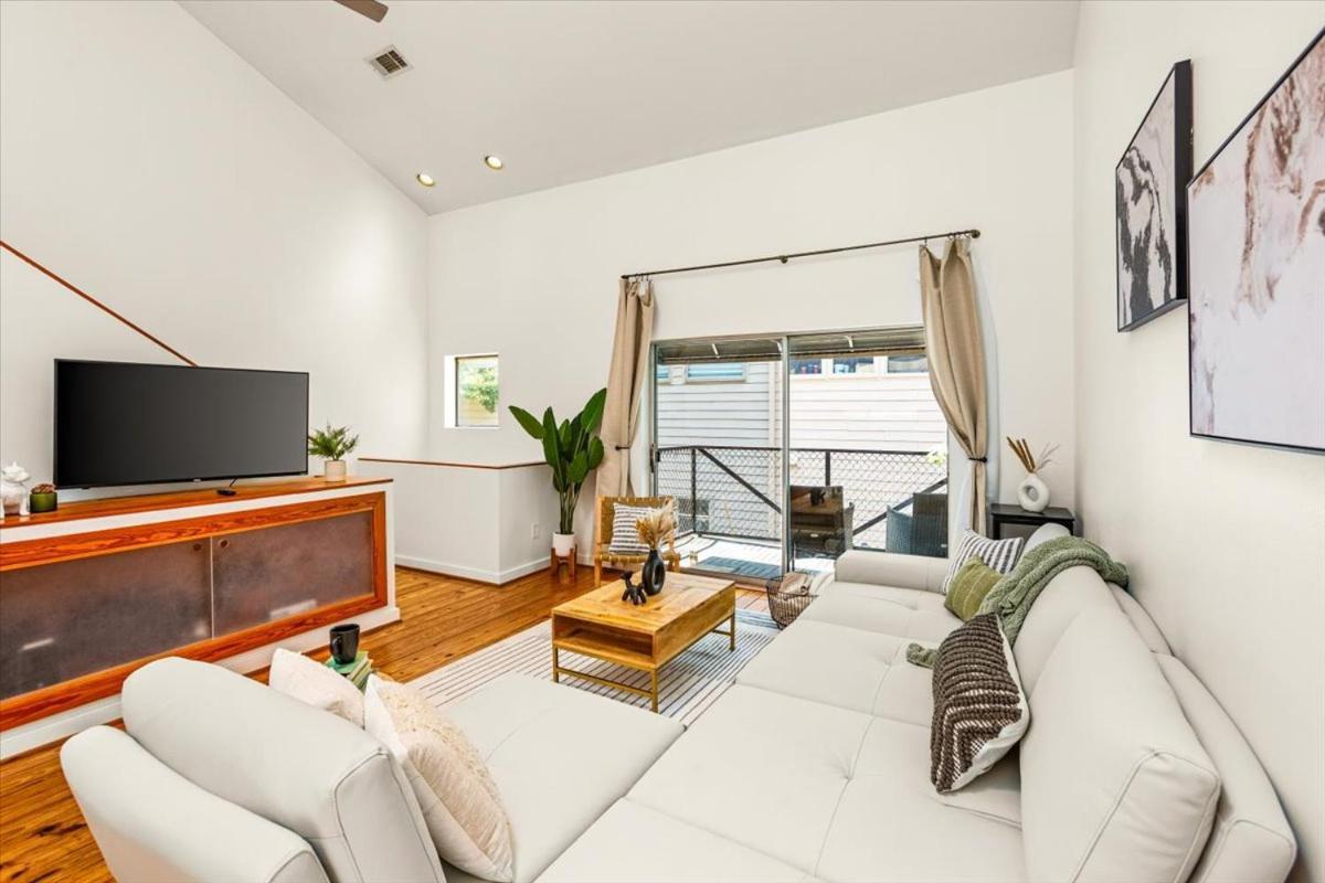 Holiday home Luxe 3 Story Townhome With Downtown View Near Nrg Stadium Centrally Located Walkable To Popular Restaurants